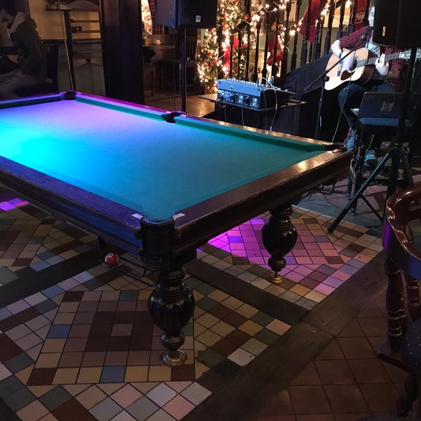 Foto tomada en Mick O&#39;Neills Irish Pub &amp; 24 hour Sports Bar  por Lesha K. el 12/8/2018