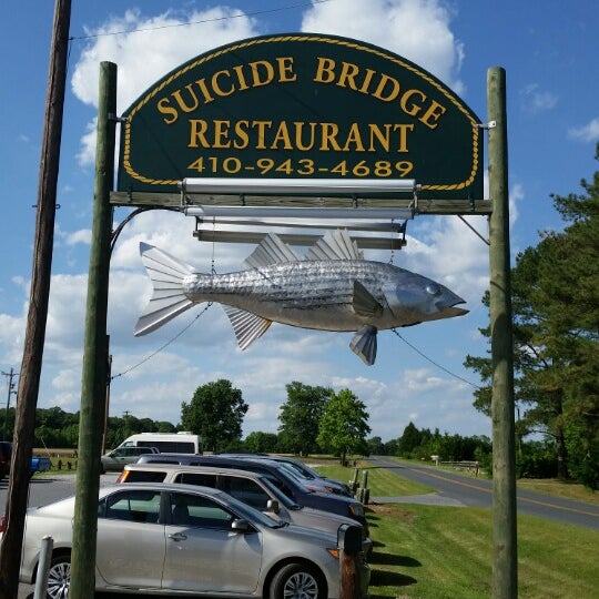 Foto diambil di Suicide Bridge Restaurant oleh Penni L. pada 6/1/2014