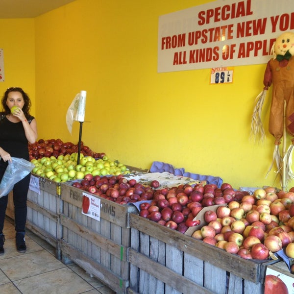 Das Foto wurde bei United Brothers Fruit Markets von Shanty S. am 11/2/2013 aufgenommen