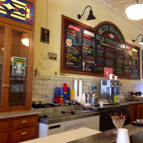 Photo taken at Beth Marie&#39;s Old Fashioned Ice Cream &amp; Soda Fountain by Nina G. on 6/17/2016
