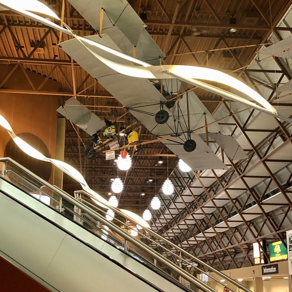 รูปภาพถ่ายที่ Fargo Hector International Airport (FAR) โดย Nina G. เมื่อ 10/26/2019