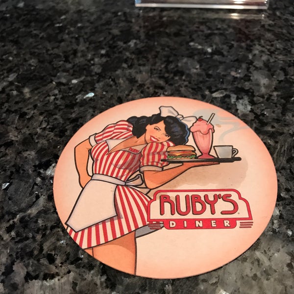 Foto scattata a Ruby&#39;s Diner da Eric C. il 5/8/2019