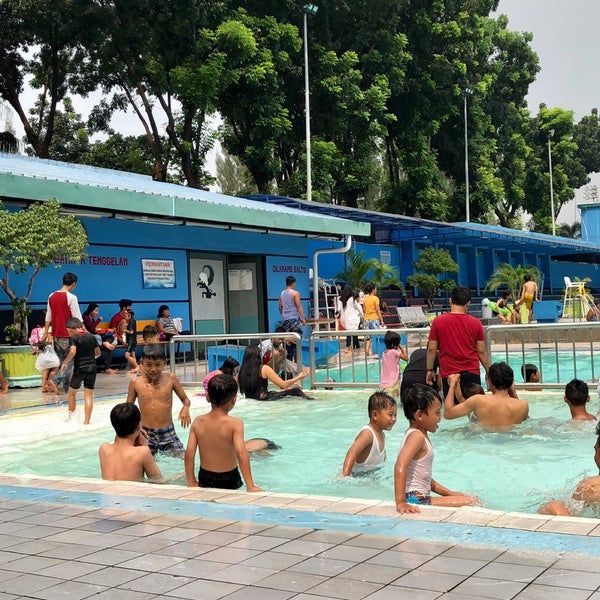 Kolam renang festival