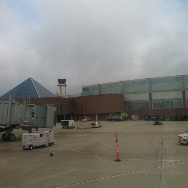 Foto tirada no(a) Newport News/Williamsburg International Airport (PHF) por Albert Berk T. em 5/21/2013
