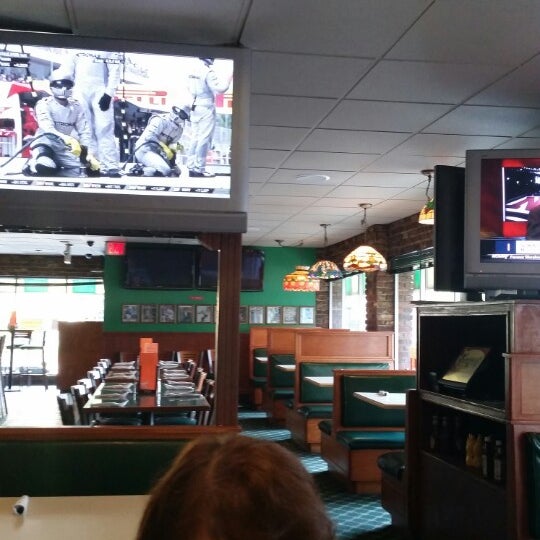 5/11/2014 tarihinde Rudolph G.ziyaretçi tarafından Summers Grill Restaurant &amp; Sports Bar'de çekilen fotoğraf