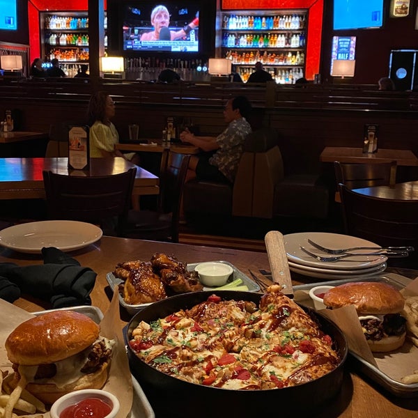 Photo taken at BJ&#39;s Restaurant &amp; Brewhouse by Fares Bin Khalid on 7/24/2022