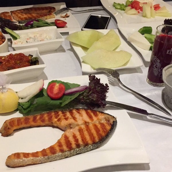 Das Foto wurde bei KoyuMavi Balık Restaurant von Halis T. am 10/15/2016 aufgenommen