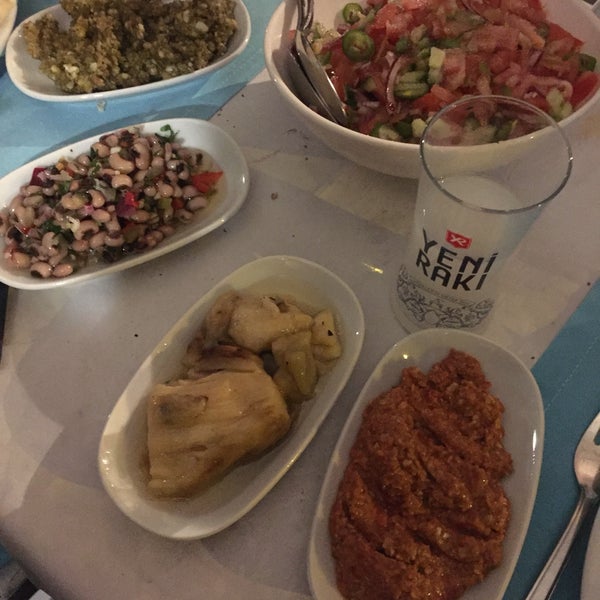 Photo taken at Balıklı Bahçe Et ve Balık Restoranı by 👻 M E T İ N 👻 on 3/20/2018