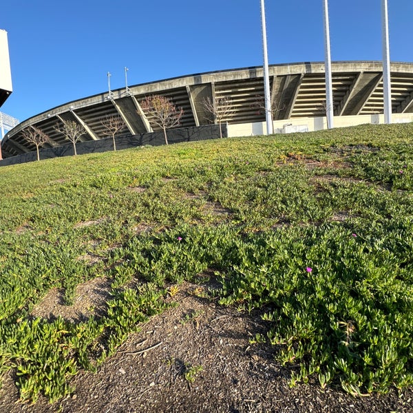 Foto diambil di Oakland-Alameda County Coliseum oleh Blue H. pada 3/8/2024