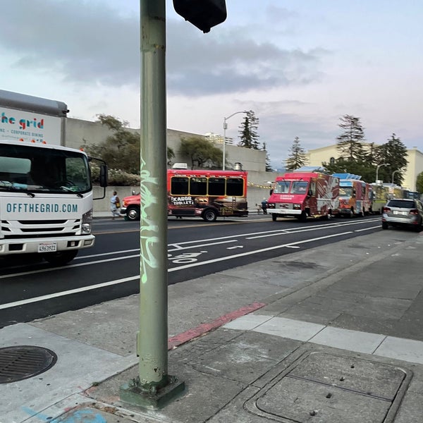 Foto diambil di Off the Grid: Lake Merritt @ OMCA oleh Blue H. pada 7/9/2022