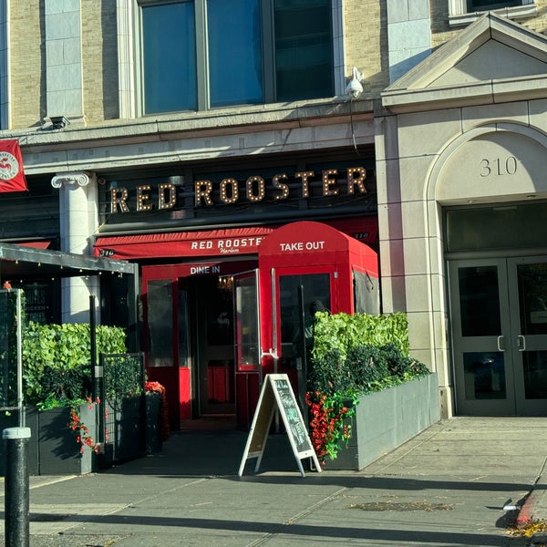 รูปภาพถ่ายที่ Red Rooster โดย Blue H. เมื่อ 11/24/2023