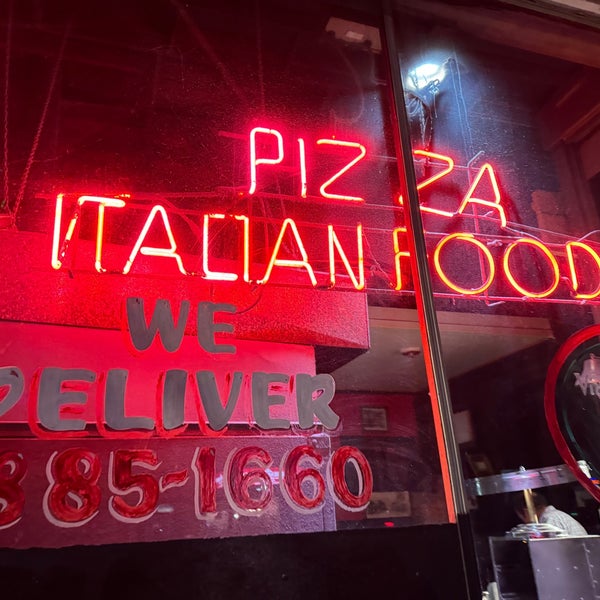 Foto tomada en Victor&#39;s Pizza  por Blue H. el 5/3/2024