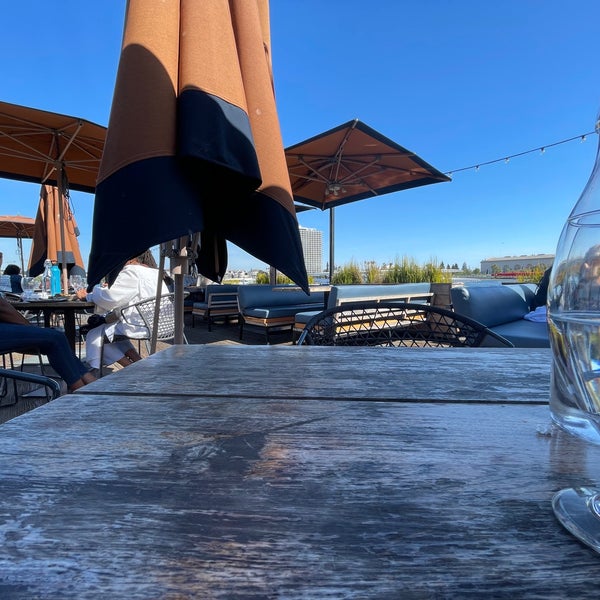 6/2/2021 tarihinde Blue H.ziyaretçi tarafından The Lake Chalet Seafood Bar &amp; Grill'de çekilen fotoğraf
