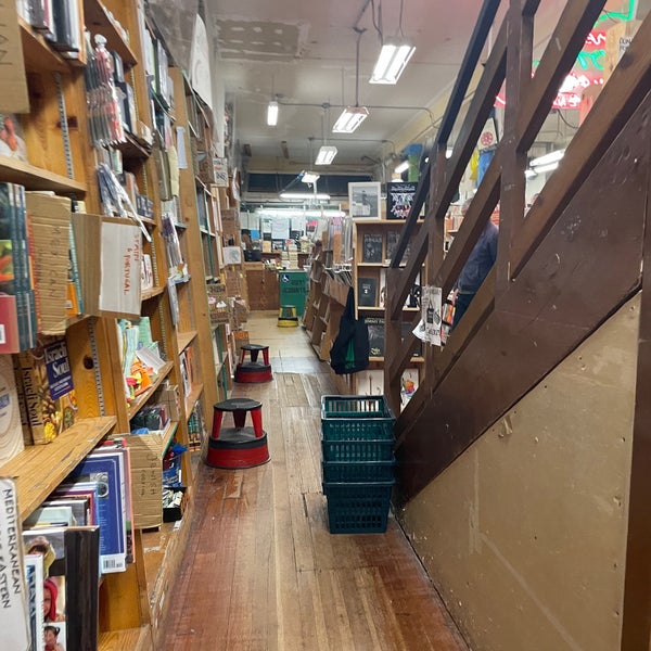 9/9/2022 tarihinde Blue H.ziyaretçi tarafından Green Apple Books'de çekilen fotoğraf