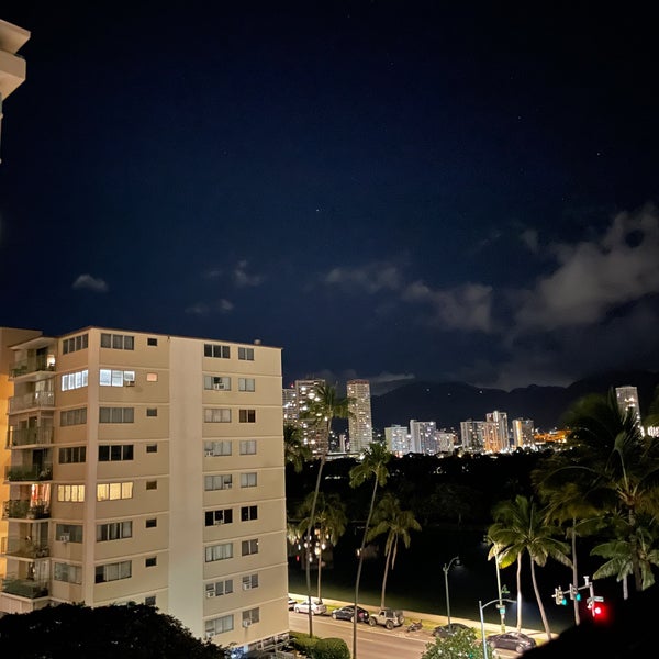 Foto scattata a Waikiki Sand Villa Hotel da Blue H. il 4/16/2021