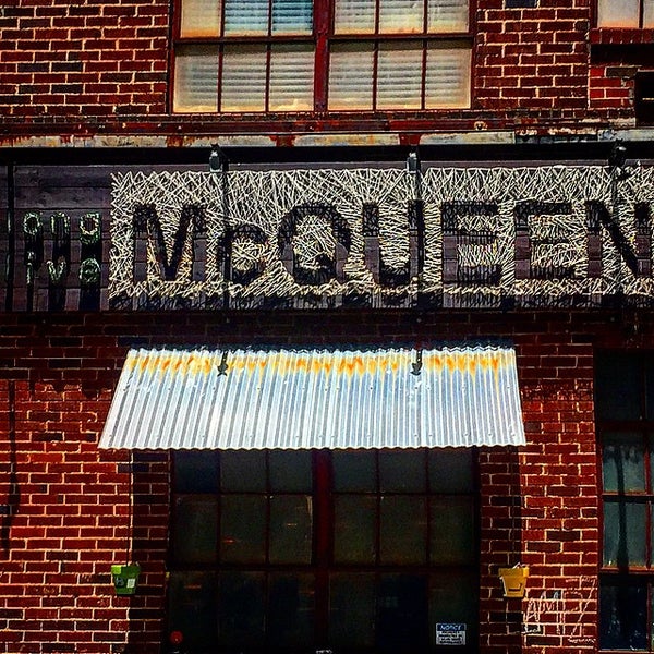 Das Foto wurde bei Melrose &amp; McQueen Salon von Blue H. am 6/14/2015 aufgenommen