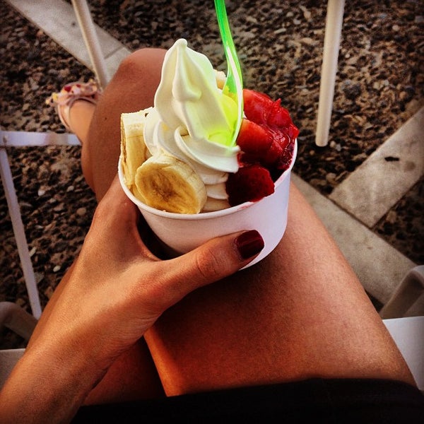 Foto tomada en YAOURTAKI - Frozen Yogurt - Ice Cream - Coffee - Smoothie  por Tasha L. el 9/30/2013