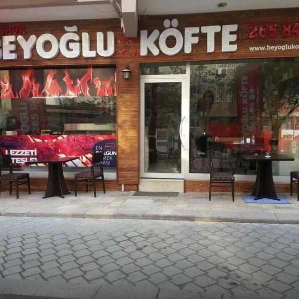Foto tirada no(a) Beyoğlu Köfte por Mustafa B. em 12/20/2013