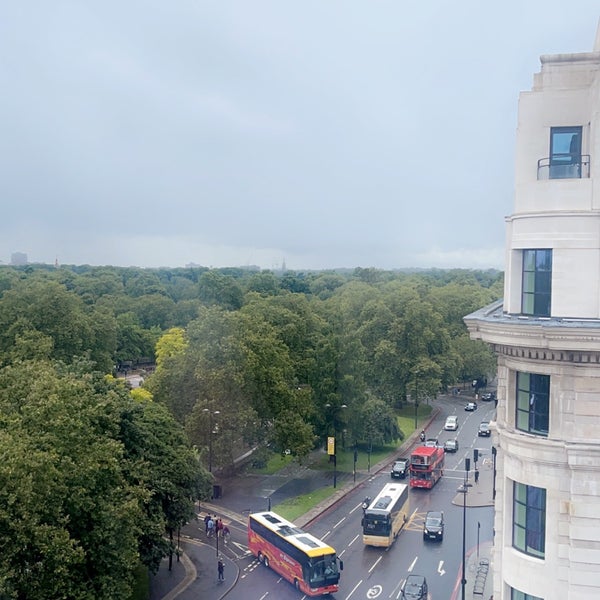 Foto diambil di London Marriott Hotel Park Lane oleh Abdulaziz pada 8/8/2023