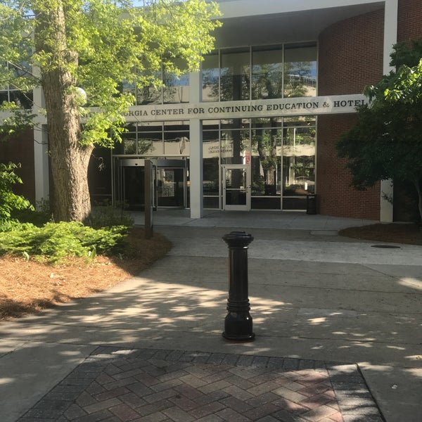 Foto diambil di University of Georgia Center for Continuing Education &amp; Hotel oleh Molly E. pada 4/29/2018