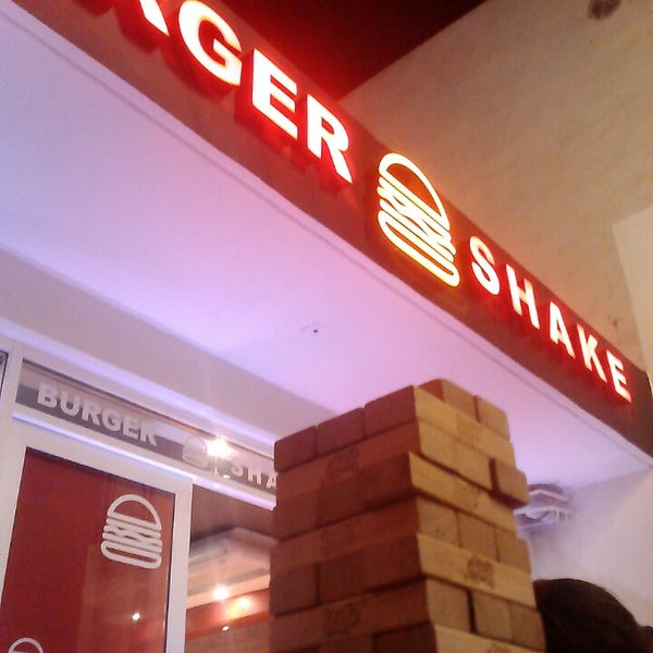 Foto scattata a Burger Shake da Isvo C. il 2/18/2014