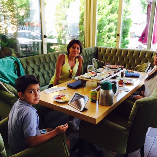 Foto diambil di Kuruçeşme Cafe &amp; Restaurant oleh Arzu T. pada 6/13/2015