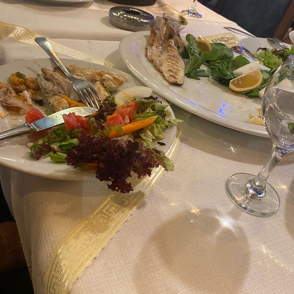 Das Foto wurde bei Afrodit Restaurant von Xadijeh Ş. am 8/27/2021 aufgenommen