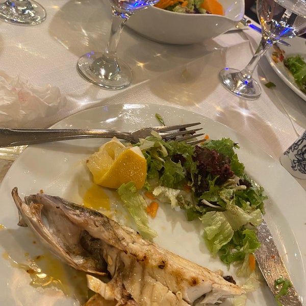 Das Foto wurde bei Afrodit Restaurant von Xadijeh Ş. am 8/27/2021 aufgenommen
