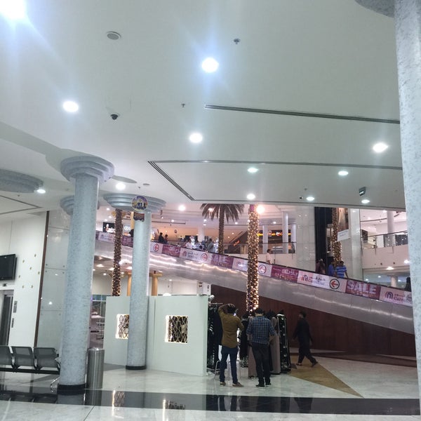 Foto tirada no(a) Madina Mall مدينة مول por Agneishca S. em 9/18/2016