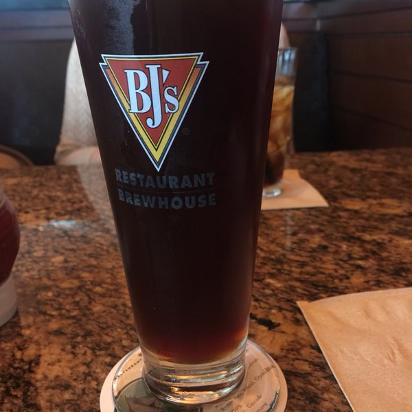 Photo taken at BJ&#39;s Restaurant &amp; Brewhouse by Agneishca S. on 9/16/2016