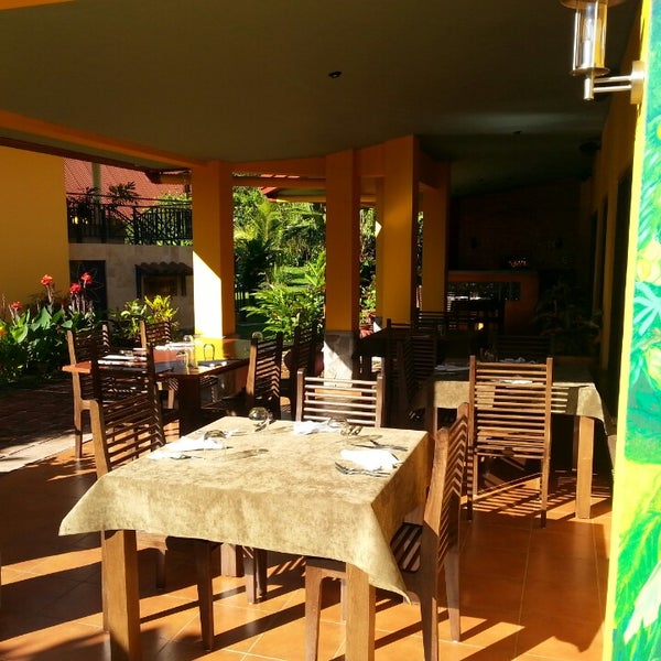 Das Foto wurde bei Restaurante Mango at Isla Verde von Alexander S. am 9/27/2013 aufgenommen