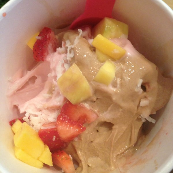 Foto tirada no(a) Yooglers Frozen Yogurt por Emily Punkimeowmeow d. em 8/17/2013