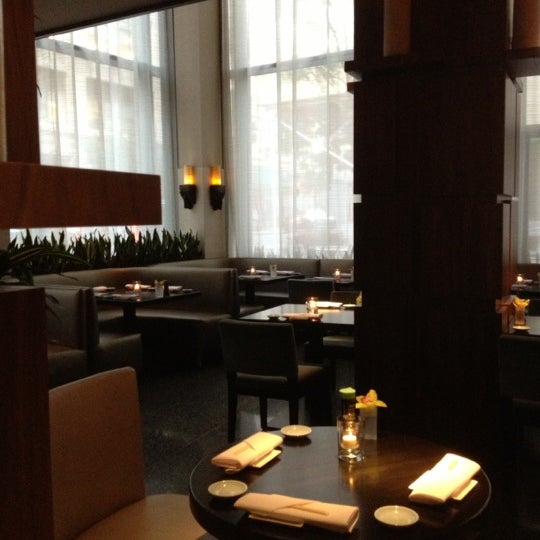 รูปภาพถ่ายที่ Koi Restaurant โดย Emily Punkimeowmeow d. เมื่อ 10/16/2012