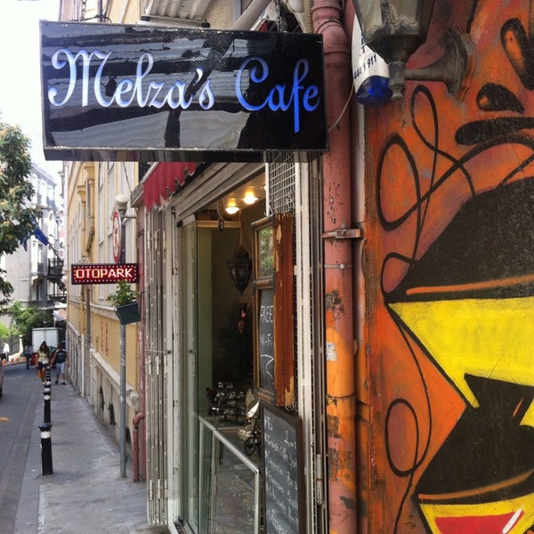 Foto tirada no(a) Melza&#39;s Cafe por Nur Banu M. em 8/19/2014