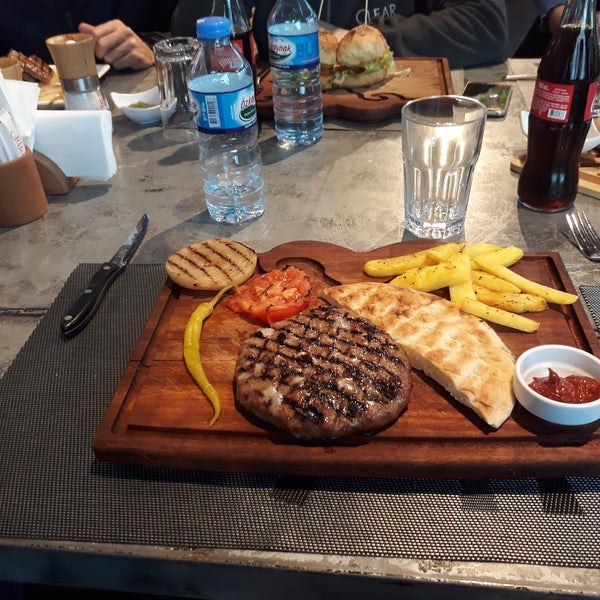Das Foto wurde bei Ramazan Bingöl Köfte &amp; Steak von Uğur am 1/17/2018 aufgenommen