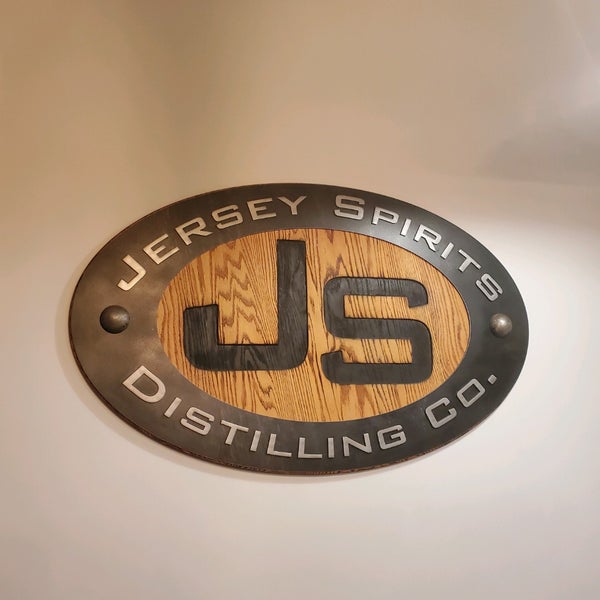 Foto tirada no(a) Jersey Spirits Distilling Company por Lauren M. em 12/23/2021