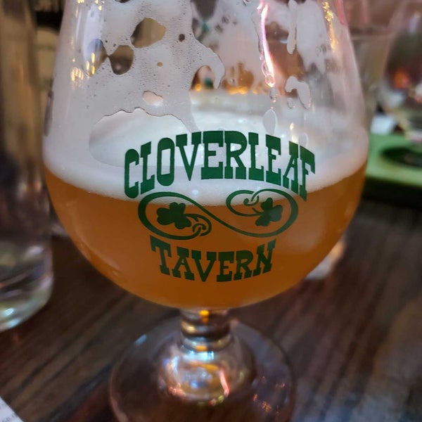 Foto tomada en Cloverleaf Tavern  por Lauren M. el 8/3/2022