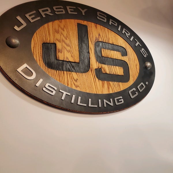 Foto tirada no(a) Jersey Spirits Distilling Company por Lauren M. em 6/26/2021