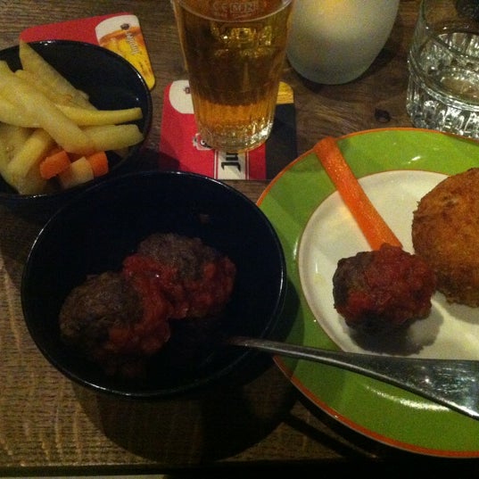 Cool and tasty meetball bar. Try fried risotto, aka 'arancino' in the Italian cuisine.