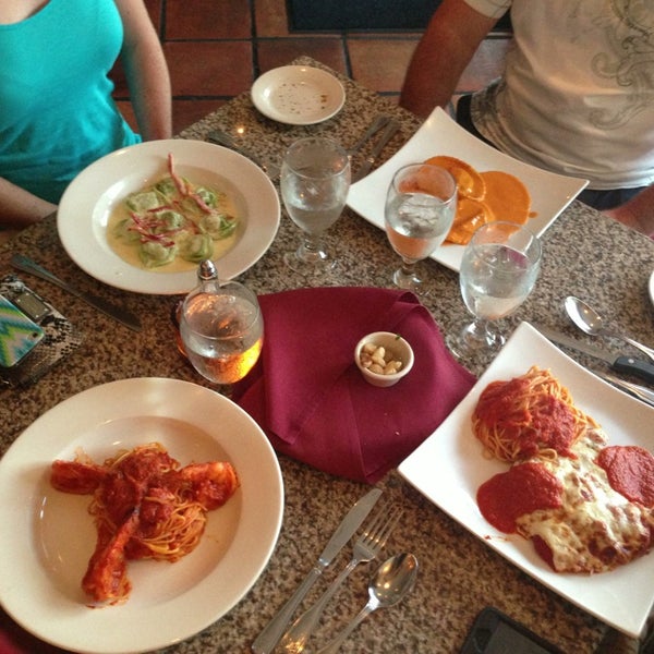 Das Foto wurde bei Lucca Restaurant von Brittney G. am 6/25/2013 aufgenommen