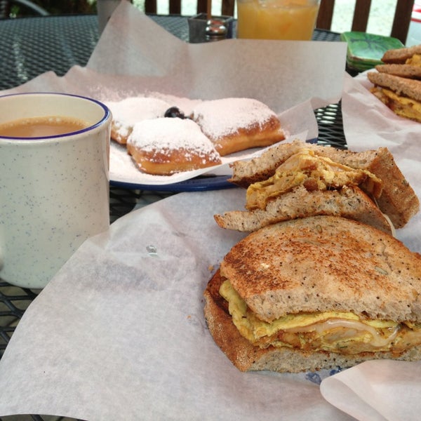 8/15/2013にSteve O.がArtisan Foods Bakery &amp; Caféで撮った写真