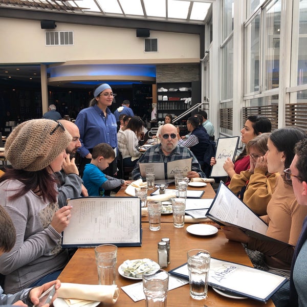 รูปภาพถ่ายที่ Athena Greek Restaurant โดย Steve O. เมื่อ 11/19/2018