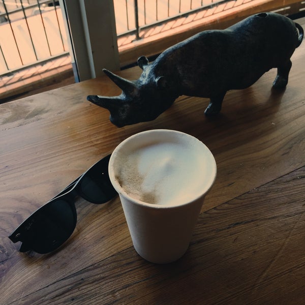 6/15/2015 tarihinde Lane P.ziyaretçi tarafından Rhino Coffee'de çekilen fotoğraf