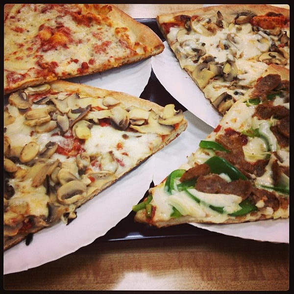 Снимок сделан в Famous Original Ray&#39;s Pizza пользователем Jenn B. 3/2/2013
