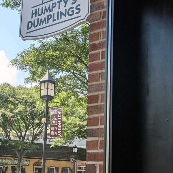 Foto tomada en Humpty&#39;s Dumplings  por Jane M. el 7/30/2021