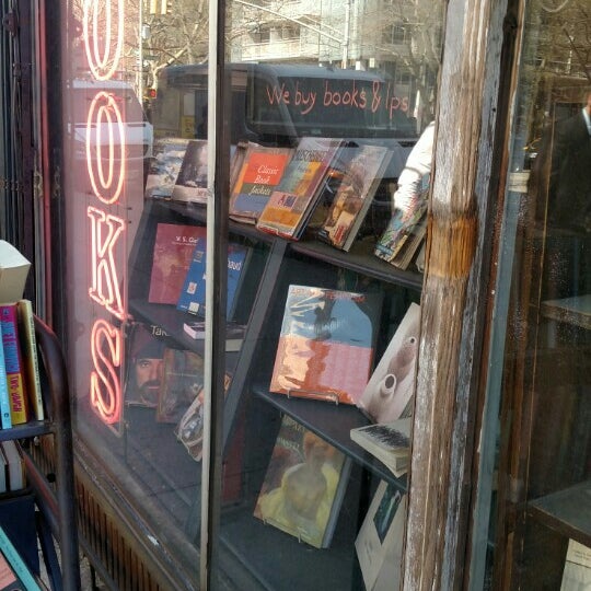 4/13/2016 tarihinde Jane M.ziyaretçi tarafından Mercer Street Books'de çekilen fotoğraf