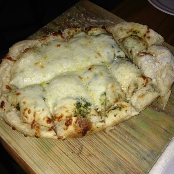 10/17/2014にMichelle P.がMona Lisa: pizza . arte . cervezaで撮った写真