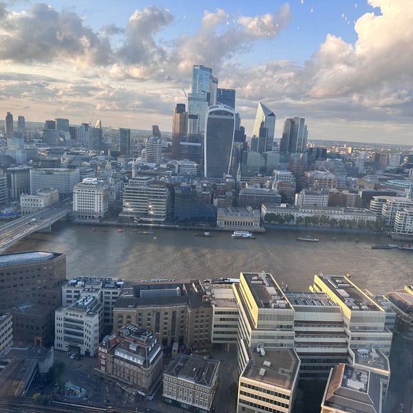 Photo taken at Oblix at The Shard by Holly J. O. on 7/12/2023