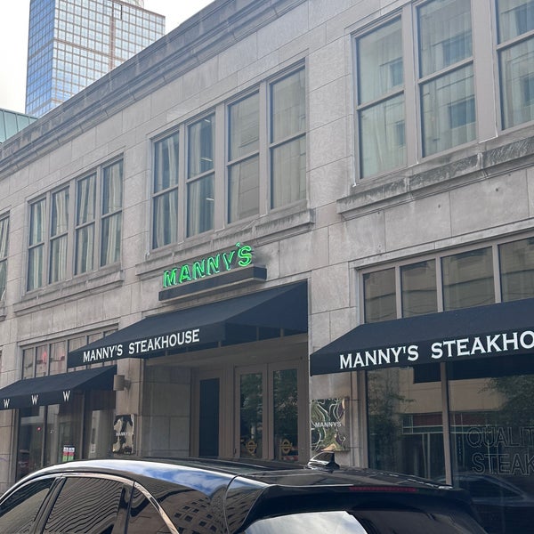 Foto diambil di Manny&#39;s Steakhouse oleh Holly J. O. pada 10/14/2023