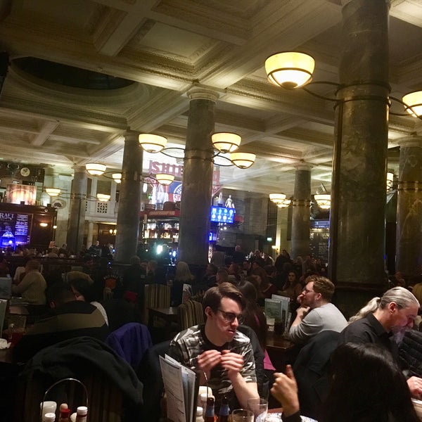 Photo taken at The Crosse Keys (Wetherspoon) by Durr K. on 3/10/2018